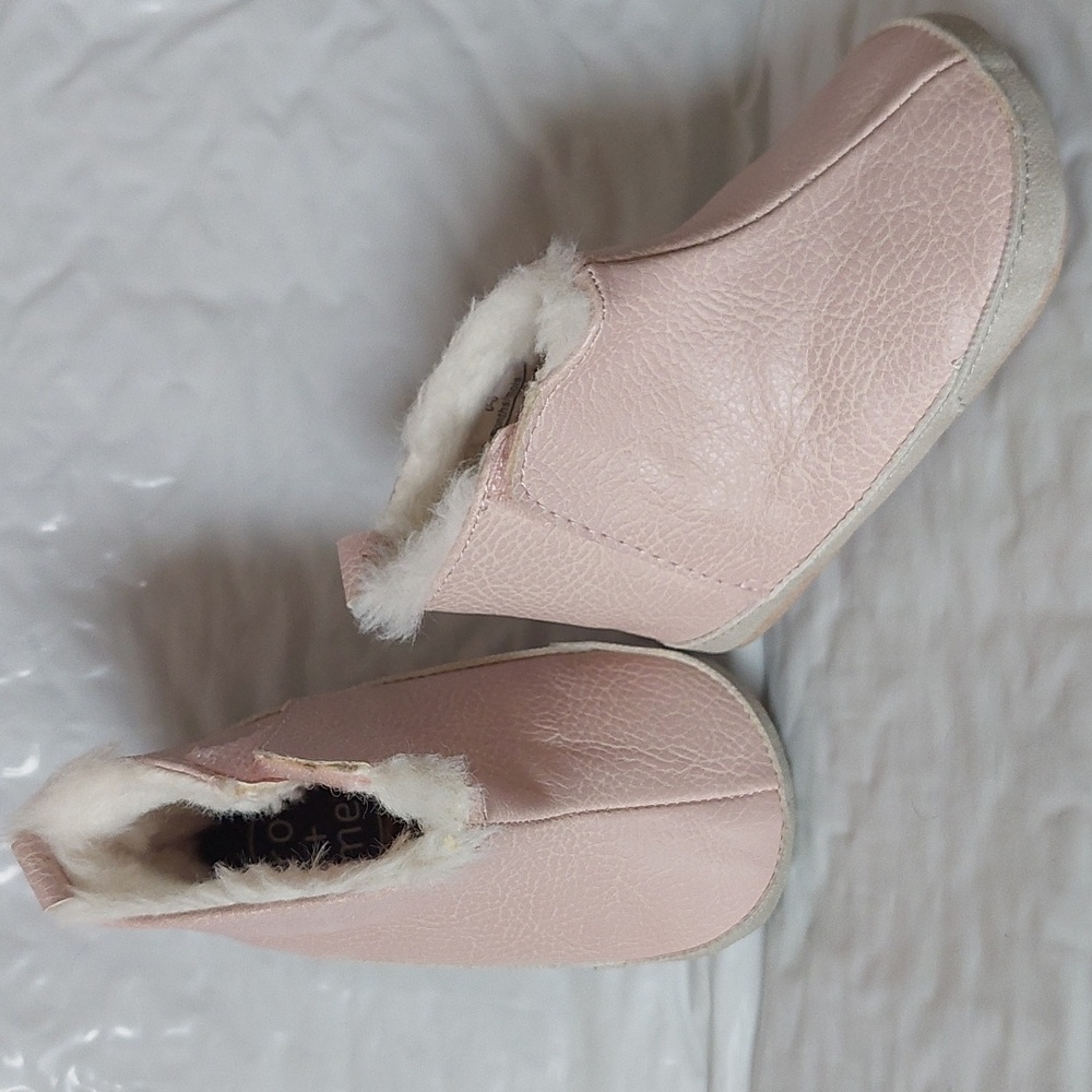 Ro+Me NB Pink Faux Leather & Fur Booties~ Sz 0-6mos. Pre-Loved.